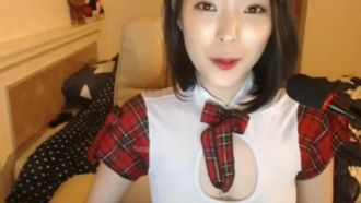 Koreanische Moderatorin mit tollem Aussehen und großen Brüsten berührt ihre Vagina und nimmt ihre Muschi, und sie will es