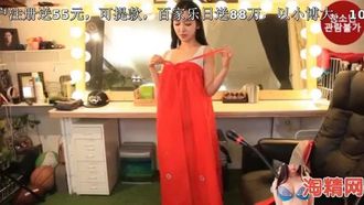 Koreanische Internetstars zogen Hanbok an, um ihre Leidenschaft für die traditionelle Kultur zu zeigen, und zogen sich schließlich aus