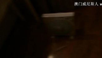 性感的95后黑丝美女和朋友KTV唱歌喝醉后带到住所玩弄后直接撕