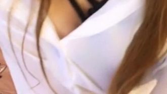[Conduttrice cinese trapelata] Una bellissima conduttrice ha iniziato una trasmissione in diretta. Non sopportava le prese in giro e ha chiesto al suo partner sessuale di entrare velocemente. Ha allargato le gambe e si è masturbata, esponendo la sua figa.