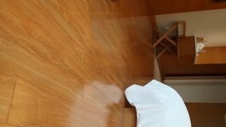 Folge 2 – Zwei Sitzungen akademischer Privatfotografie. Ein Model mit kurzen Haaren, schönen Beinen, Strümpfen, High Heels, das seinen Hintern verdreht, seine Brüste reibt und seine Muschi fickt.