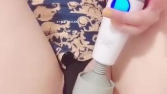 A primeira vez que o cheongsam estampado de estilo antigo é borrifado com água, os pontos super rosados ​​​​e sensíveis são esfregados e fodidos