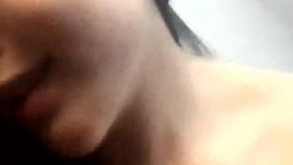 Una bellissima conduttrice tettona vestita da cameriera e fa sesso con i fan dal vivo
