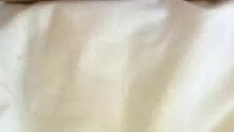Heftig geficktes, sexy junges Model in schwarzen Strümpfen, rosa gefesselt und ohne Kondom gefickt, anzüglicher Bettanruf, Footjob, Masturbation und Cumshot mit Mandarin-Dialog