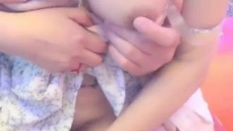 Ancora all'aperto con seni rotondi e grandi L'insegnante Cang, madre e figlia si incontrano con il cameriere di carne KTV e fanno sesso insieme