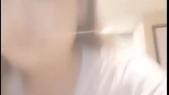 아주 잘생긴 젊은 여자가 밤에 스퀘어 댄스 아저씨를 만나러 나간다. 광장에서 가슴을 먹은 후 택시를 타고 집을 찾으러 간다.