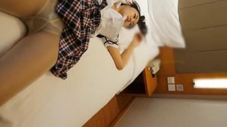 Vidéo privée d'un jeune mannequin universitaire à l'air innocent en uniforme d'hôtel