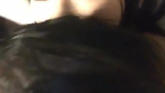 섹시한 작은 핫와이프는 남편과 절친을 데리고 삼인조를 갖고 기념품으로 휴대폰으로 사진을 찍습니다.