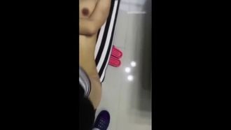 A beldade celebridade da internet interpreta a trama de uma tutora que se aproveita dos pais da beldade quando eles não estão por perto durante as aulas particulares