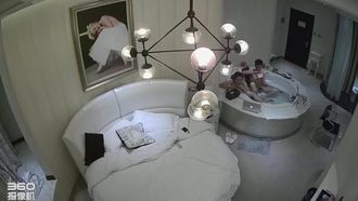 Una giovane coppia innamorata fa l'amore con passione in una suite di lusso. La bella donna ha una bella figura e una pelle speciale.