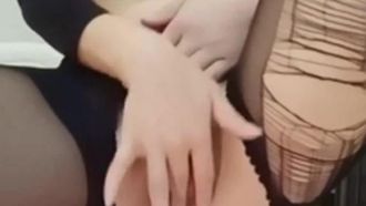 A garotinha da casa ao lado, com suas meias pretas sexy, é seduzida dedilhando e fodendo sua boceta. Ela geme e geme muito.