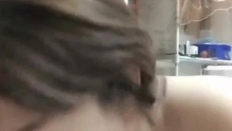 Una joven sexy y bella que hace mucho tiempo que no tiene sexo aprovechó el viaje de negocios de su marido para seducir a un chico de Meituan que viene a menudo a repartir comida y le gritó que estás más cómodo y mejor que mi marido.