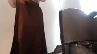 国内名作「Beyond A Hammer」MMとJ夫がショッピングモールの試着室でセックス中、聞かれるのを恐れて口を覆う