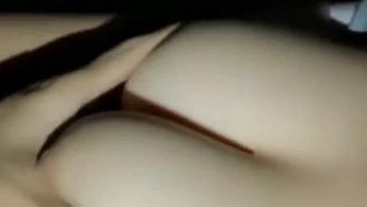 Uma beldade sexy de seios grandes foi seguida ao pegar um carro em um estacionamento subterrâneo. Ela aproveitou a oportunidade para prendê-la no carro e ameaçou fazer sexo.