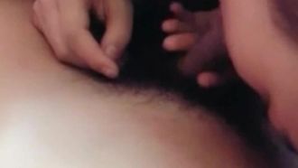 Due giovani hanno portato una ragazza in una stanza privata rurale di KTV e hanno fatto sesso sul divano e sul tavolino.