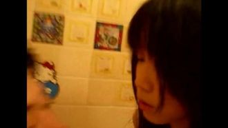A selfie of a couple at home leaked, revealing the entire process of a lonely young woman seeking sex