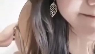 Le dialogue est merveilleux et le misérable oncle professeur joue avec son élève de 19 ans lors d'une émission en direct. Elle montre son visage et se lèche passionnément. Il dit aussi qu'elle ressemble à M. Fan. , la faisant crier sans cesse.