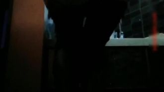 최고의 인터넷 연예인 미인 앵커가 KTV 화장실에서 절친한 친구의 남자친구를 유혹합니다. 한 무리의 사람들이 밖에서 노래를 부르고 안에서 섹스를 하고 있습니다.