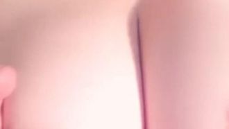 Une jeune femme aux gros seins très coquette aime la prostituée Yiduo qui prend des pilules sexuelles et se masturbe. Elle s'assoit sur une poupée gonflable et c'est très obscène.
