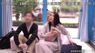 りお(29)マジックミラー号心优しい子持ちのママがデカチン男性に素股奉仕 産后の敏感マ○コは我慢できずに骑乗位挿入で自ら腰を振ってイキまくり连続中出し