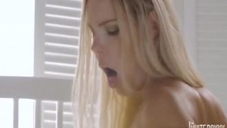 Une belle fille avec un jeu érotique de haute qualité ne peut s'empêcher de vouloir être dure. Ses seins sont de premier ordre et son corps est voluptueux. Elle a envie de la pénétrer au premier regard. étourdissant.