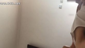 La mia ragazza dal bel seno è impazzita durante il sesso oggi. Ha preso l'iniziativa di sedersi sul cazzo e girarlo mentre registrava. Alla fine ha leccato la piccola troia con la bocca Versione 1080P.
