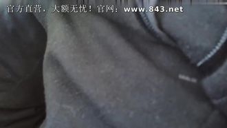被中年大叔保养得97年可爱漂亮的大三美女节假日陪他到乡下人少的地方玩车震后又到酒店激情啪啪,可惜了!