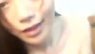 Una bellissima ragazza con un temperamento da dea e un sexy buco da farfalla incontra il suo partner sessuale per una trasmissione in diretta a casa Poiché la sua figa è rosa e a forma di farfalla, continua a chiedere a tutti: vuoi vedere la tua figa?
