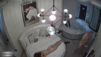 Una bellissima ragazza a cui piace il fitness è stata completamente conquistata dal grosso cazzo di un uomo di mezza età in un hotel. Ha appena finito di scoparla e si è sdraiata per guardare la TV e si è fatta scopare forte con le gambe divaricate. Ha anche pianto e avrebbe voluto farlo scopato una terza volta!