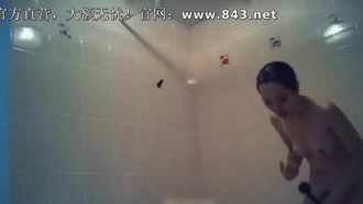La mia ragazza e la mia migliore amica sono state fotografate di nascosto mentre facevano la doccia in bagno. Ha un bell'aspetto e peli pubici folti e sexy.