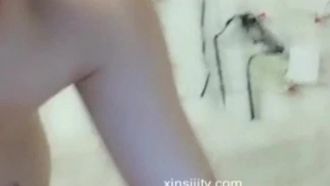 La meilleure déesse loli Yaoyao et la petite fée interagissent passionnément avec son courageux partenaire sexuel. L'écolière en uniforme est serrée dans ses bras et baisée de manière si excitante qu'elle a beaucoup de sperme sur le visage.