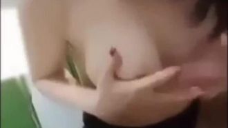 La perversa conduttrice seduce il ragazzo Meituan che viene a consegnare il cibo in hotel, facendole un pompino e una sborrata facciale ovunque. Il ragazzo è così fortunato.