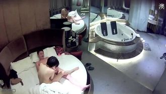 남자와 여자를 몰래 촬영하는데 남자의 자지는 8개이고 여자의 보지는 크다. 작은 자지에 두꺼운 콘돔을 씌웠다.