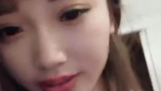 Una ragazza carina e molto troia con gli occhi grandi seduce un ragazzo con quattro occhi dipendente da Internet che è il suo migliore amico dal vivo