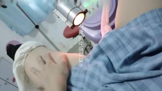 A garota mais linda com seios lindos está deitada suavemente no lençol Misaki Suzuki está exposta em grande escala no hospital. Adereços médicos são inseridos na parte inferior do corpo.
