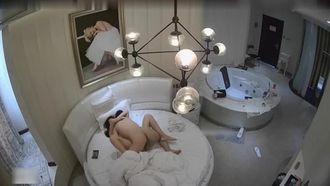Uma beldade universitária de boa aparência e corpo foi convidada para o hotel pelo namorado. Ela viu o homem sem roupa. Quando a beldade quis ir embora, foi carregada para a cama, despida e estuprada.