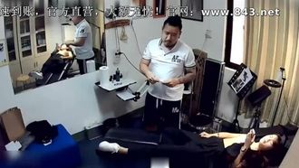 刺青診所偷拍奶子超大白嫩的妹子 一點也沒有察覺