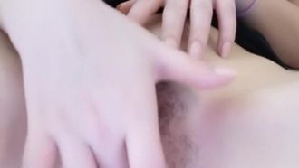 Il primo video personalizzato privato della nuova celebrità di Internet Yujiang mostra il grosso giocattolo erotico della coda di volpe inserito in profondità nella sua figa rosa e lei parla in modo osceno