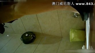 Una serie de alta definición de una serie de bragas de flores y tacones altos filtrada de un club en la nube nacional se filtró desde un sitio web externo. Una hermosa chica con tacones altos orinó demasiado rápido y eyaculó en sus zapatos.