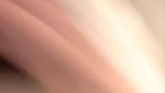 Une fille avec une belle apparence et des cheveux jaunes s'exhibe dans un show sexuel à deux. Elle fait une pipe et frotte son string et écarte son string et monte dessus et se fait baiser fort. Ça ne manque pas.