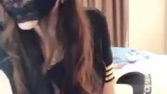 La guarra presentadora se engancha con ella y tiene sexo con ella vestida con uniformes sexys, medias negras, paja con los pies, cabalgando encima y teniendo sexo en múltiples posiciones.