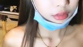 La ragazza delicata con un seno molto sexy è una poliziotta del COS che seduce la bellezza e mostra il suo viso in abiti bianchi attillati. Sembra che voglia essere scopata.