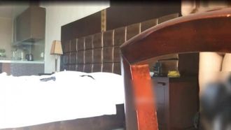 Ho chiesto a mia sorella di fare sesso con la sua dolce amica in un hotel. Ha una figura delicata e non si aspettava di essere così resistente al sesso. È stata scopata da molte persone a scuola Versione completa 1080P.