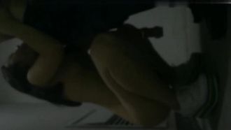 Un atrevido y obsceno chico de cuatro ojos se desnuda en el pasillo a plena luz del día con sus esbeltas y hermosas piernas y su sexy novia, teniendo sexo de muchas maneras y haciéndola gritar, versión original 1080P muy excitante.