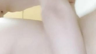 美女主播為收益要直播和男友啪啪 男友不同意女生只能用特殊道具幹他