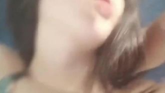 ビューティ・ハニーは、何もプレゼントを受け取っていないようで、ファンとセックスしています。