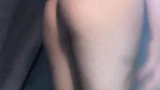 La présentatrice féminine avec une belle apparence et de beaux seins laisse couler ses seins pour la tenter. Ses seins sont gros et dressés et ses mamelons sont très gros et ont l'air très tentants.