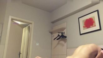 Durch ein Cloud-Disk-Leak wurde eine hochauflösende 720P-Version eines Selbstporträt-Sexvideos mit lockigem Haar, einem College-Pick-up-Künstler und drei Sexfreundinnen enthüllt.