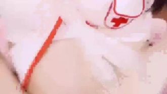 Belle fille avec de gros seins et des tatouages ​​sur la poitrine porte une tenue sexy avec des bas résille blancs, des accessoires de grosse chatte et un masseur d'insertion de concombre en verre JJ riding