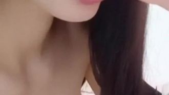 Diffusion en direct sur téléphone portable d'une fille aux cheveux longs et aux gros seins portant une tenue de femme de chambre, des bas noirs sexy, des accessoires de pénétration, un spectacle de masturbation, ne la manquez pas si vous l'aimez